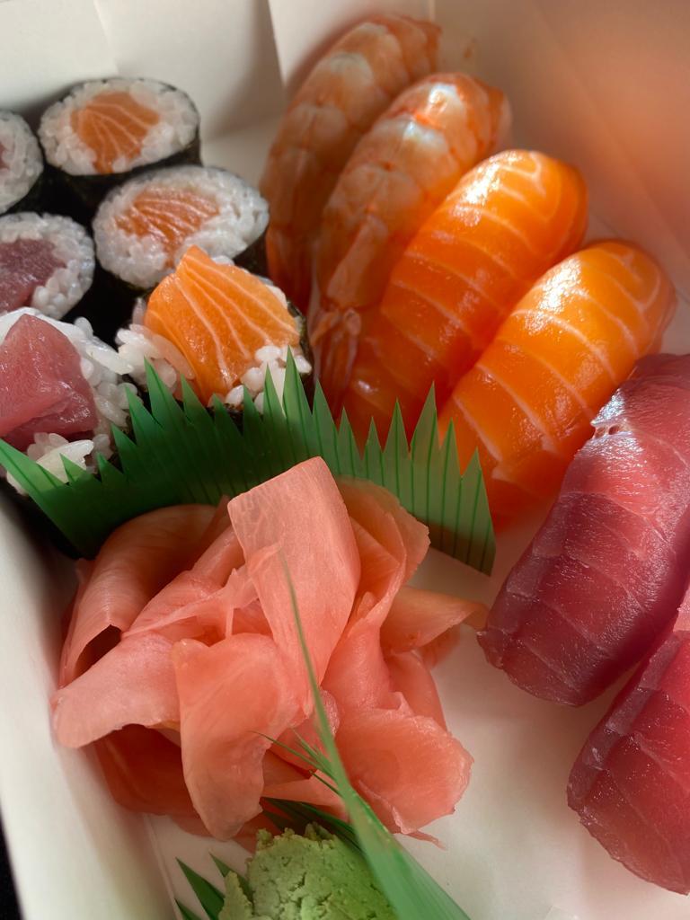 Zestaw lunchowy 4 - (12 szt. - 47 zł). Znajdziemy tutaj nigiri z łososiem - 2 szt., nigiri z tuńczykiem - 2 szt., nigiri z gotowaną krewetką - 2 szt. oraz hosomaki z łosiem i tuńczykiem - po 3 szt. 