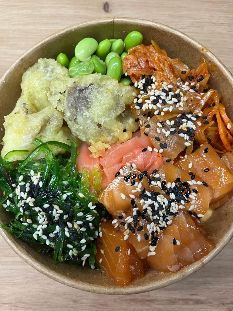 Spicy Salmon Bowl, w którym znajdziemy łososia w marynacie sojowo-sezamowej, kimchi, goma wakame, gari, boczniaka w tempurze, edamame, kewpie mayo, sos kobe, ryż i sezam (44 zł) 