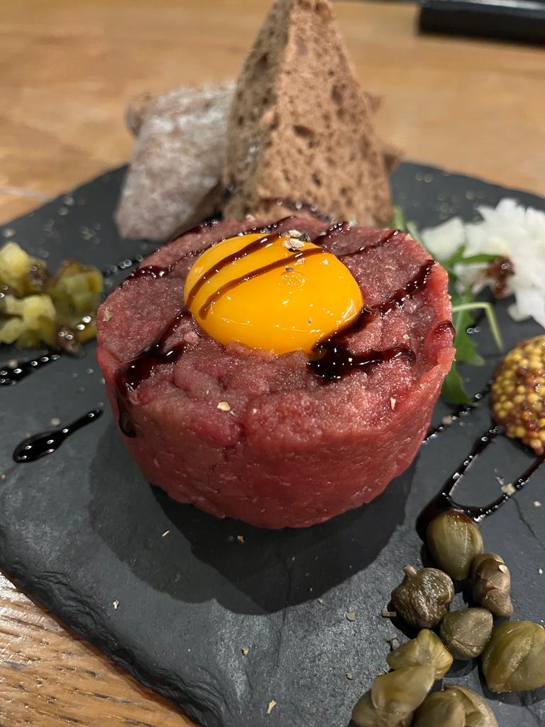 Melduję się dla Was w restauracji Drevny Kocur OVO – miejscu, gdzie we Wrocławiu możemy zjeść kuchnię czeską. Jak było? Przeczytajcie wpis!