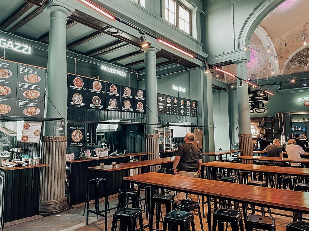 HALA ŚWIEBODZKI bar & food court – ratunek po traumie z przymierzalnia & karton