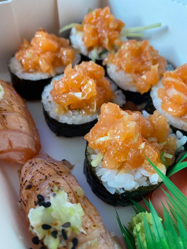 Opcja Lunch Tygodnia (38 zł) (co tydzień zmienia się opcja lunchu tygodnia, który możemy zamówić. Dokładny skład zestawu przedstawiany jest w każdy poniedziałek na FB Sushi Spot). W moim przypadku w zestawie znalazłem futomaki z truflowym tatarem z łososia - 6 szt. oraz nigiri z opalanym łososiem - 2 szt.