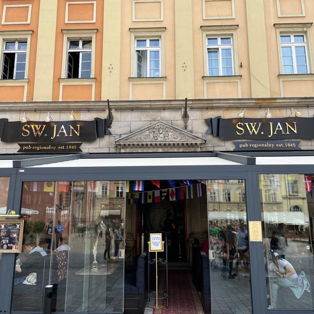 Na tafli wrocławskiego rynku otworzył się Św. Jan - pub regionalny! Co zjemy i czego się napijemy? Czy jest smacznie? Sprawdź we wpisie!